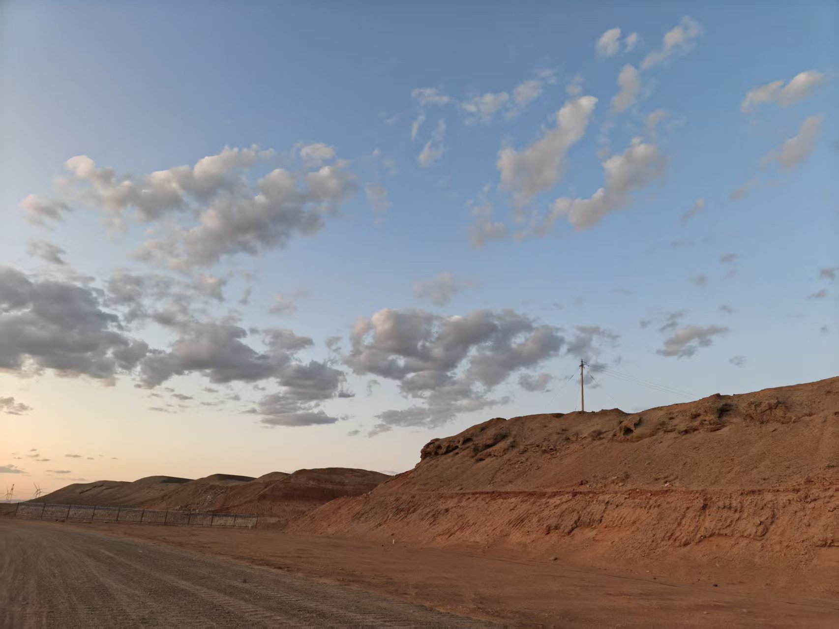 陕煤建设西北分公司土建第一项目部:职工娱乐室正式开放 戈壁滩上建起“欢乐港湾”