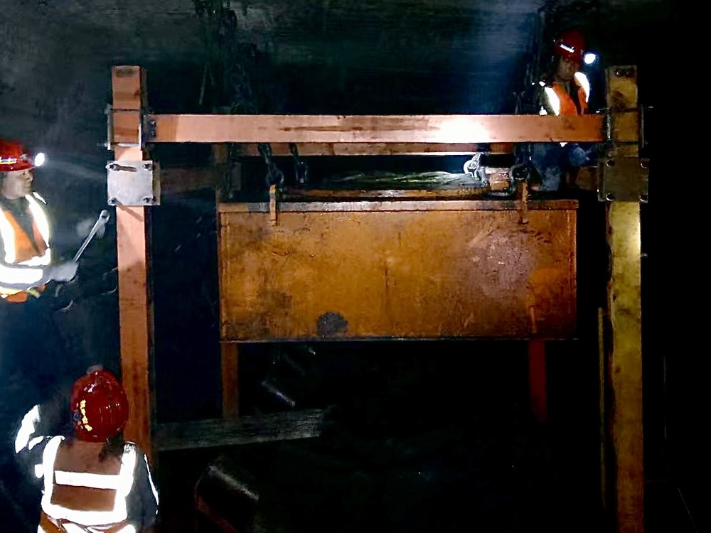 陕煤建设机电安装公司神府项目部胶带机头除铁器安装任务顺利完成