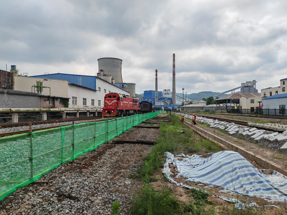 陕煤建设路桥分公司黄陵项目部迎雨季、战酷暑、攻坚冲刺保工期