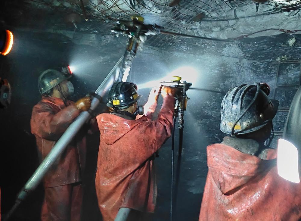 陕煤建设矿建三公司华龙项目部高效完成月度施工任务