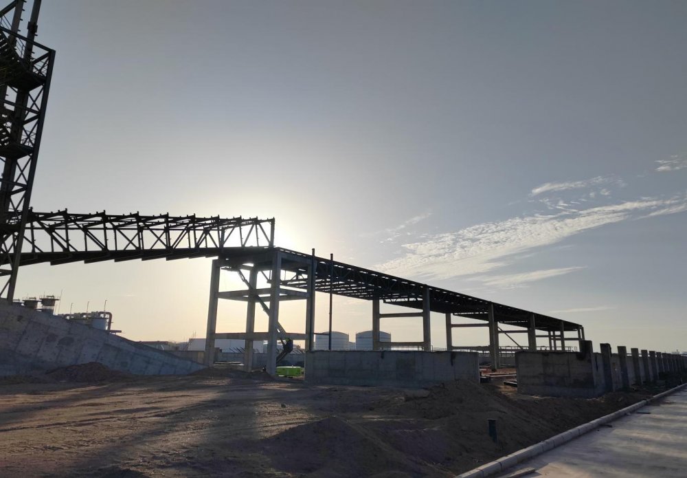 陕煤建设西北分公司土建第一项目部：提质煤2#栈桥桁架顺利吊装完成