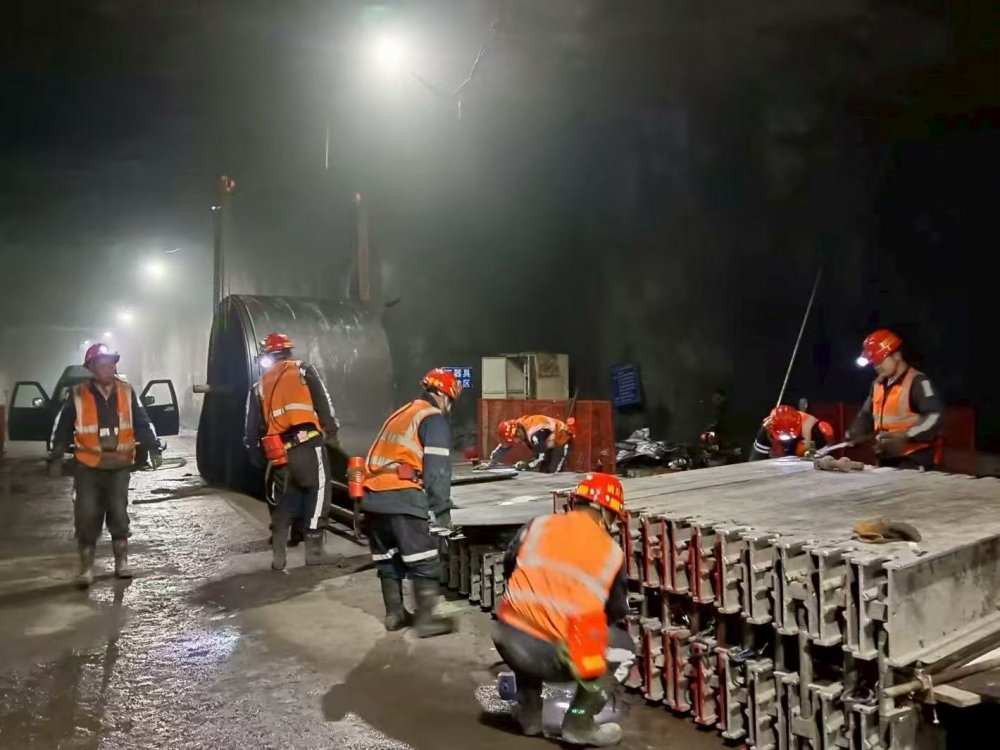 陕煤建设机电安装公司：红柳林矿业主运二部胶带接头硫化圆满完成