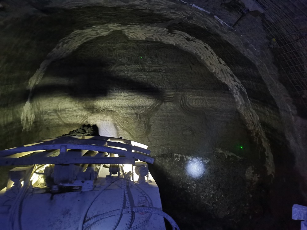 陕煤建设矿建二公司郭家滩项目部首次揭露2-2煤层