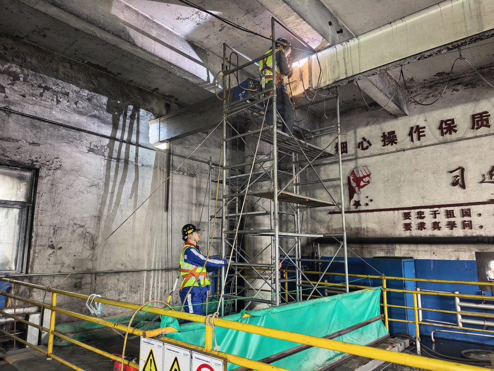 陕煤建设洗选煤运营公司第二项目部：攻坚落煤塔除铁器安装，以精细施工护航煤矿安全运营