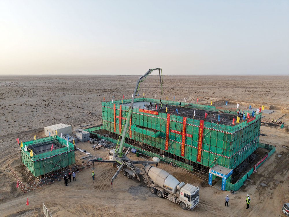 陕煤集团新疆公司兵团第十三师新星市30万千瓦光伏发电项目升压汇集站生产综合楼、警卫传达室顺利封顶