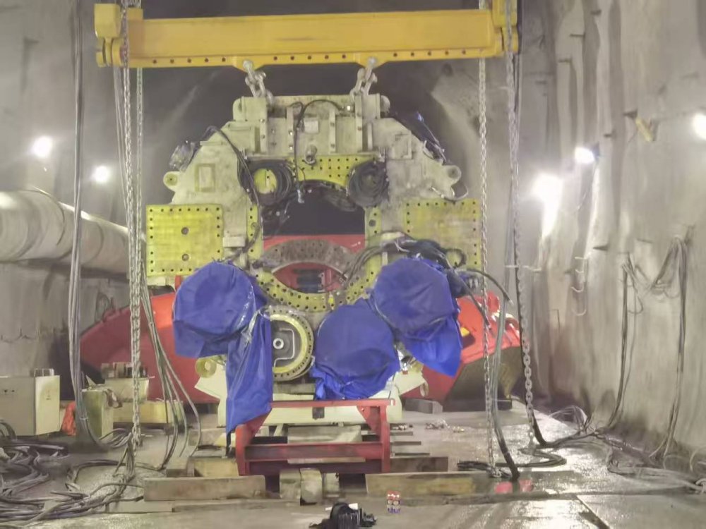 陕煤建设煤矿运营服务分公司：首台TBM全断面掘进机主体安装完成