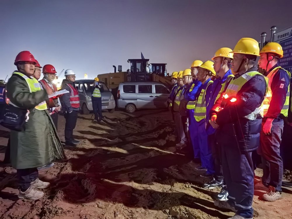 陕煤建设西北分公司：机械轰鸣战夜色 土方作业质量“零折扣”