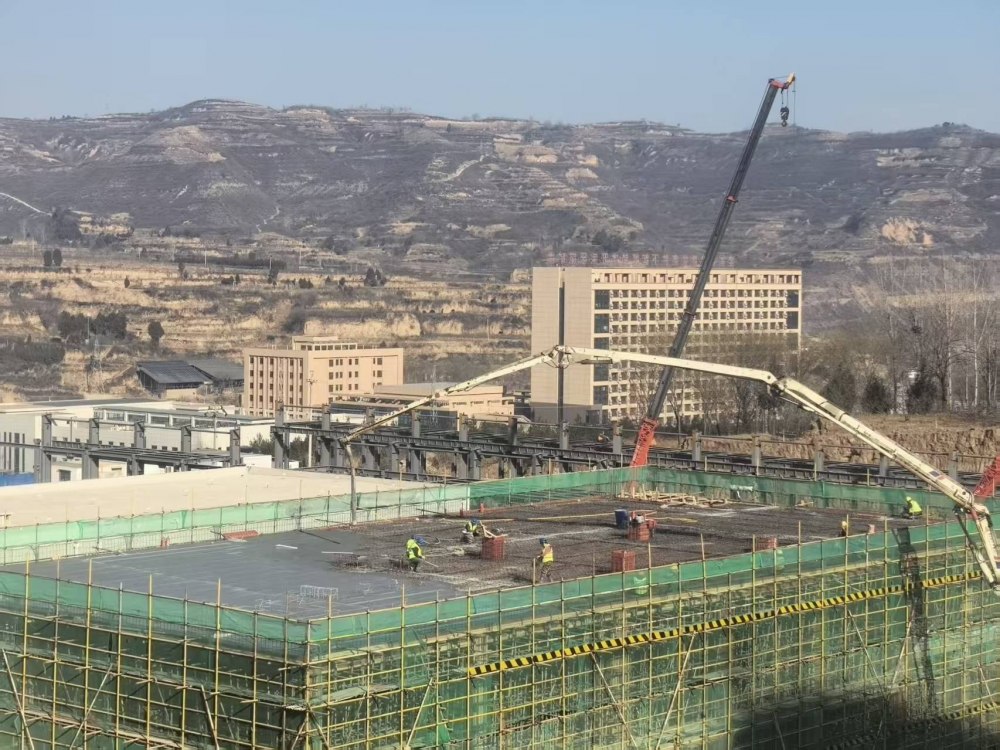 战寒凝力抓工期 绿色示范保投产