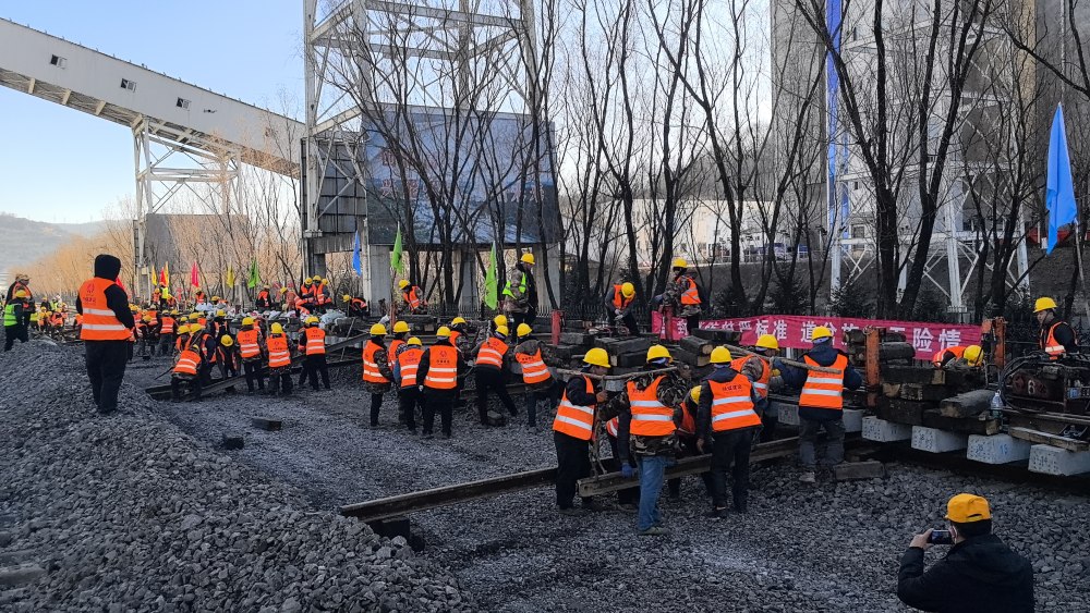 极限挑战！“天窗”点啃下铁路道岔施工硬骨头