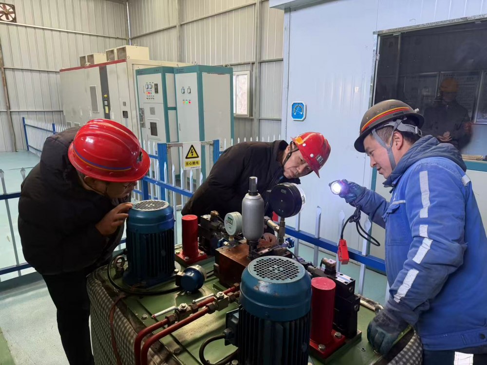 陕煤建设矿建三公司节前设备“全面体检”筑牢春节安全防线