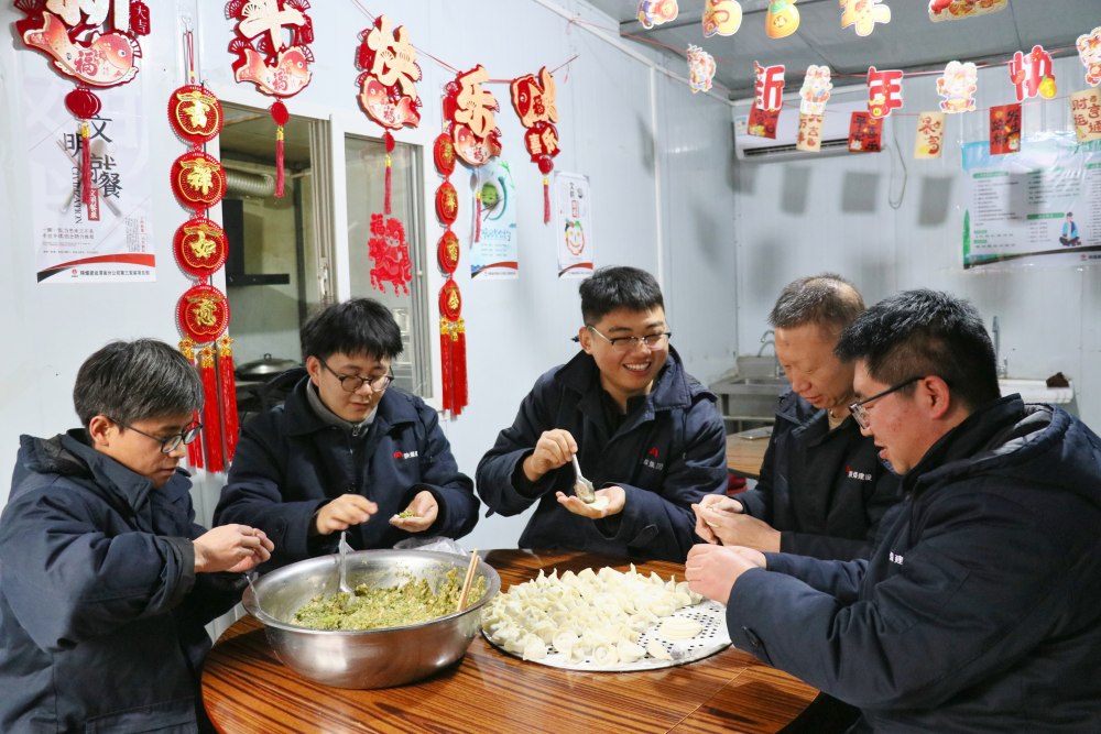 陕煤建设渭南分公司：工地团圆宴 坚守暖人心