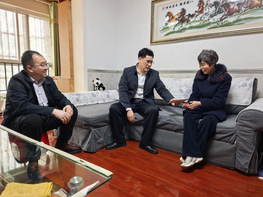 司正林走访慰问困难职工家属